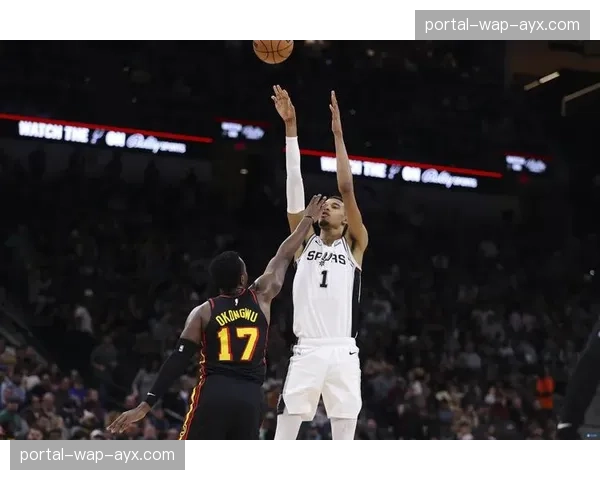 特写:终场哨响,即将告别的主帅弗洛雷斯与球迷久久对视