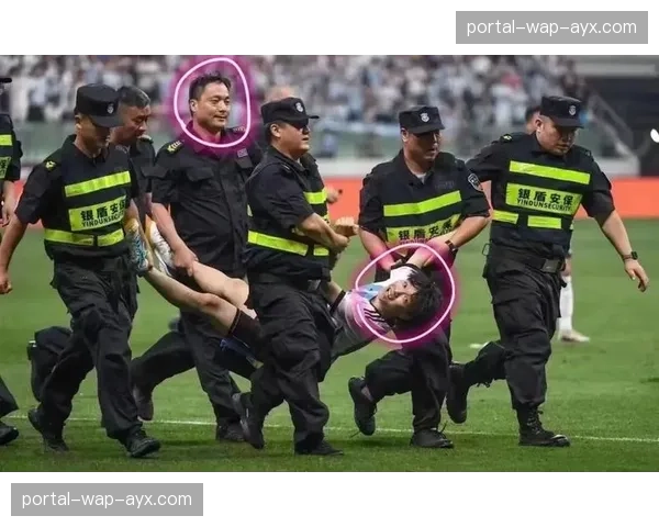小球迷冲入场内与球员击掌，被安保人员迅速带离